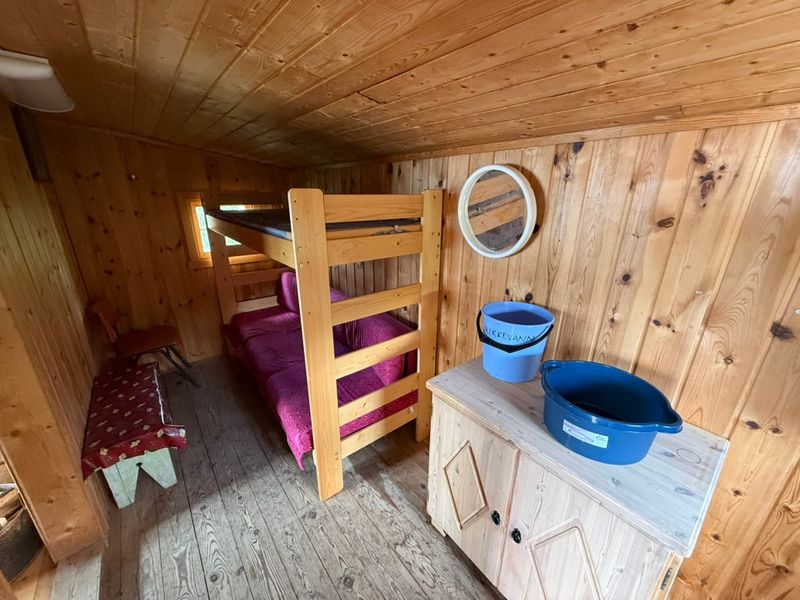 Soverommet i Bonserud med køyeseng i furu og vaskefat på benken