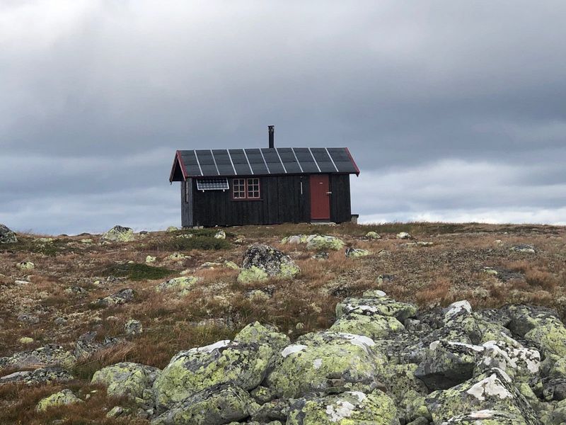 Jutulsbu alene på den steinete vidda under en tung grå himmel