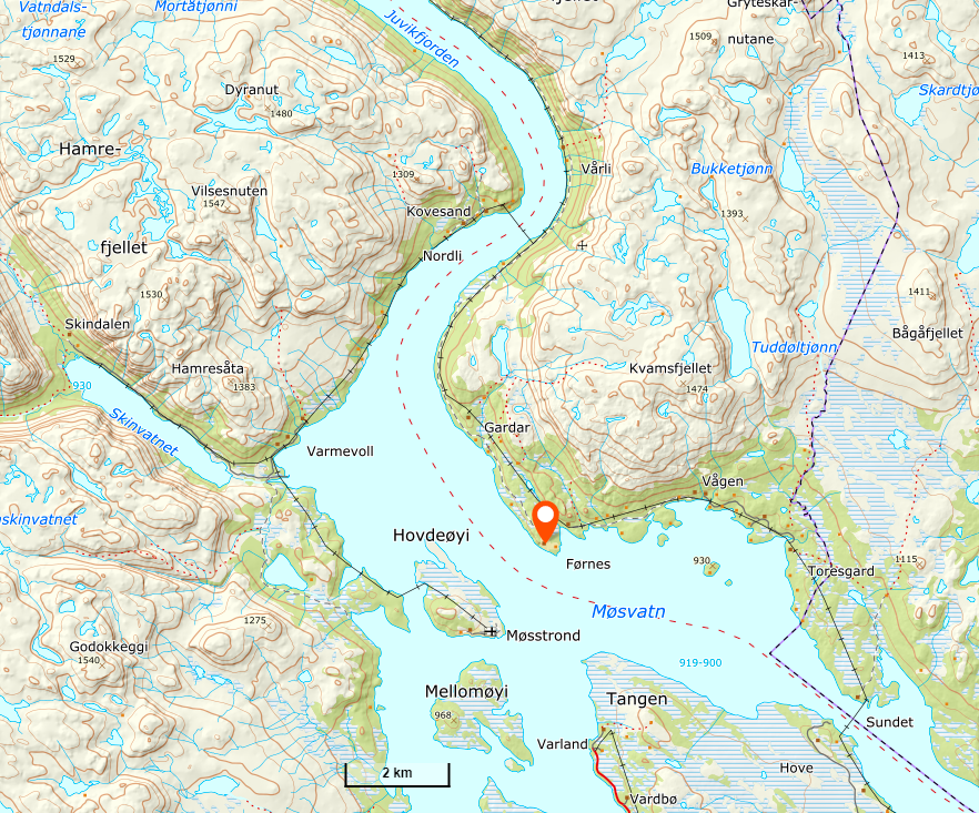 Kartutsnitt med rød markør på Førnes ved Møsvatn, med Varland og Mossstrond i nærheten